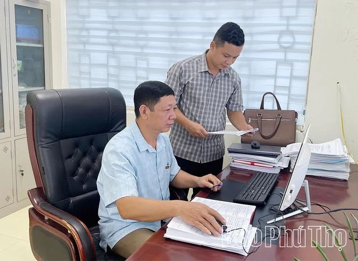 Cán bộ Ban Xây dựng Đảng xã Thượng Cốc theo dõi công tác phát triển đảng viên.