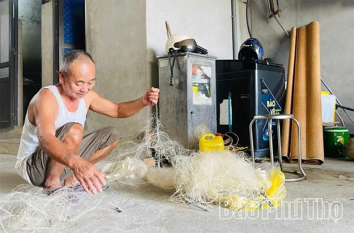 Nhớ nghề và trăn trở mưu sinh, nhiều người dân làng Vân Tập vẫn coi dòng Lô là nơi nuôi sống gia đình, nên nghề chài lưới, nuôi cá lồng ở thôn vẫn được duy trì qua nhiều thế hệ.