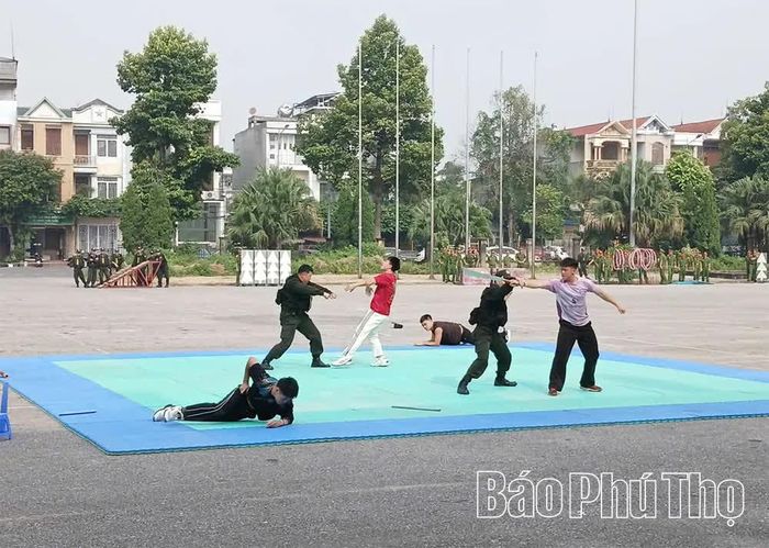 Cảnh sát cơ động thực hành diễn tập xử trí tình huống.