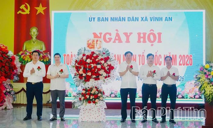 Lãnh đạo xã Vĩnh An tặng hoa chúc mừng ngày hội.