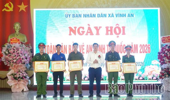 Lãnh đạo xã Vĩnh An trao giấy khen của Chủ tịch UBND xã cho các tập thể, cá nhân.