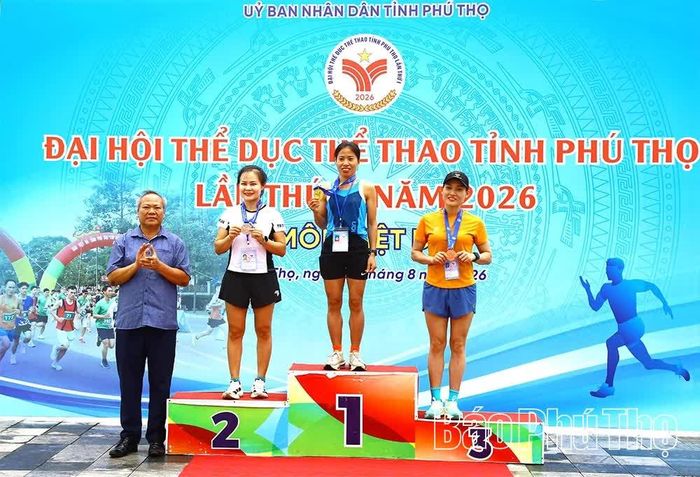 VĐV Doãn Thị Oanh - giáo viên Trường THPT Xuân Hòa giành Huy chương Vàng nội dung Việt dã cá nhân nữ. 
