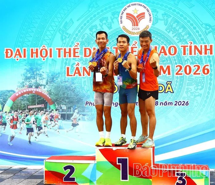 VĐV Đinh Thanh Huệ (ngoài cùng bên trái) cùng đồng đội giành Huy chương Vàng nội dung đội nam, góp phần vào thành tích chung của đoàn Sở Giáo dục và Đào tạo. 