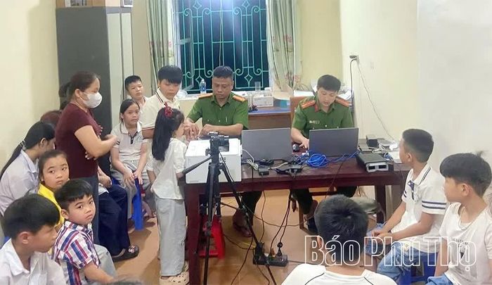 Công an xã Liên Minh thu nhận hồ sơ cấp Căn cước và định danh mức 2 cho trẻ từ 6–14 tuổi.