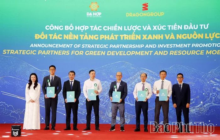 Đại diện chủ đầu tư trao các chứng nhận hợp tác cho các nhà đầu tư chiến lược.
