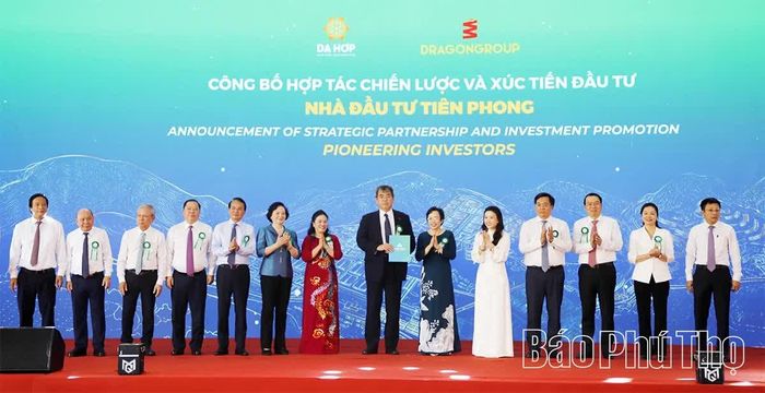Phó Thủ tướng Chính phủ Phạm Thị Thanh Trà cùng các đồng chí lãnh đạo các bộ, ngành Trung ương và tỉnh chứng kiến trao giấy chứng nhận cho các nhà đầu tư tiên phong vào các dự án.