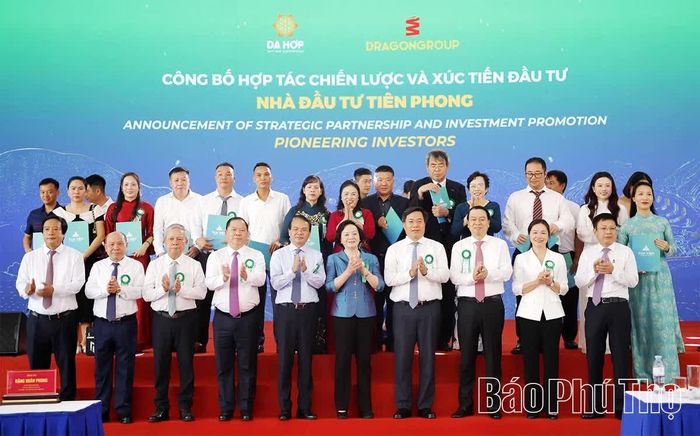Phó Thủ tướng Chính phủ Phạm Thị Thanh Trà và lãnh đạo các bộ, ngành Trung ương và lãnh đạo tỉnh chúc mừng các nhà đầu tư tiên phong.