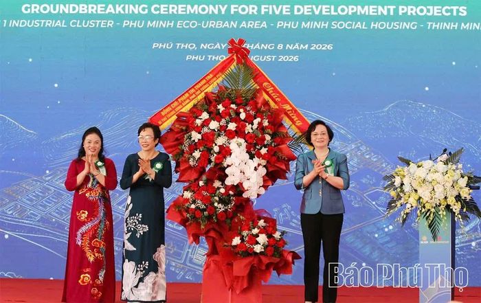 Bí thư Trung ương Đảng, Phó Thủ tướng Chính phủ Phạm Thị Thanh Trà tặng hoa chúc mừng các doanh nghiệp tại lễ khởi công.