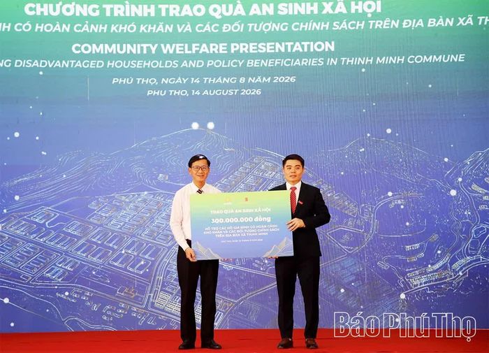 Đại diện liên danh nhà đầu tư các dự án trao số tiền 300 triệu đồng cho quỹ an sinh của xã Thịnh Minh.