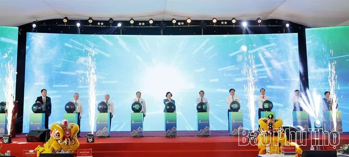 Phó Thủ tướng Chính phủ Phạm Thị Thanh Trà và lãnh đạo các bộ, ngành, lãnh đạo tỉnh và nhà đầu tư bấm nút khởi công các dự án.