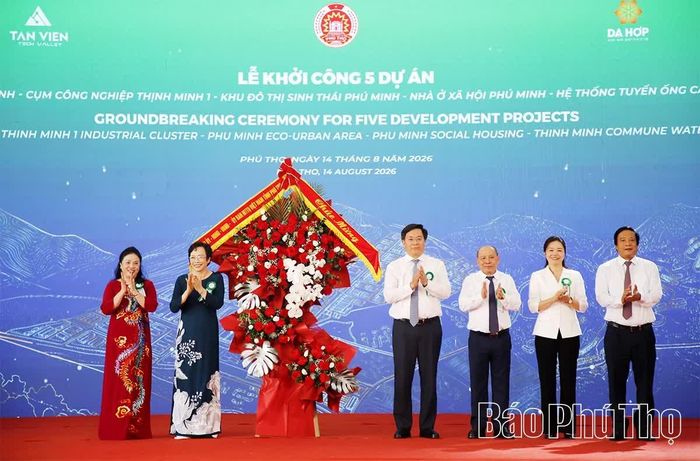 Các đồng chí lãnh đạo tỉnh tặng hoa chúc mừng.
