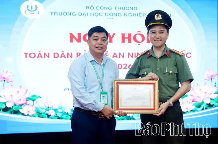 Đại diện Công an tỉnh trao tặng Giấy khen cho đồng chí Vũ Quốc Hiến - Phó Hiệu trưởng nhà trường vì có thành tích xuất sắc trong phong trào Toàn dân bảo vệ ANTQ.