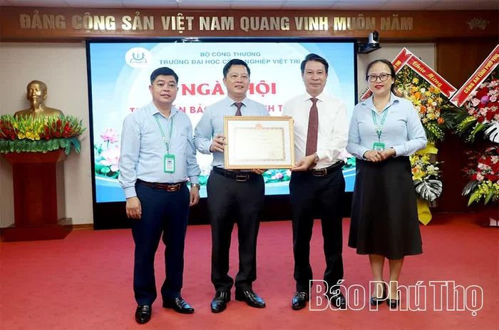 Đồng chí Phó Chủ tịch UBND tỉnh Nguyễn Khắc Hiếu trao tặng Bằng khen của Chủ tịch UBND tỉnh cho tập thể nhà trường.
