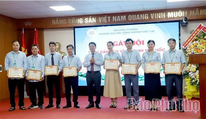 Tiến sĩ Vũ Đức Bình - Bí thư Đảng ủy, Hiệu trưởng nhà trường trao tặng Giấy khen cho các tập thể, cá nhân có thành tích xuất sắc trong thực hiện phong trào và tổ chức các hoạt động Ngày hội năm 2026.