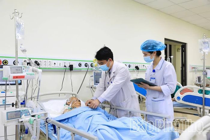 Các bác sĩ sử dụng bệnh án điện tử trong theo dõi, điều trị cho bệnh nhân.
