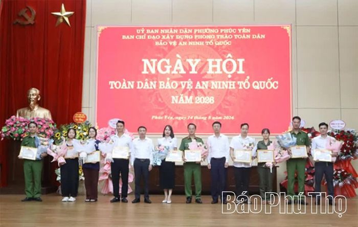 Lãnh đạo UBND phường Phúc Yên trao Giấy khen tặng các cá nhân có thành tích xuất sắc trong phong trào Toàn dân bảo vệ an ninh Tổ quốc.
