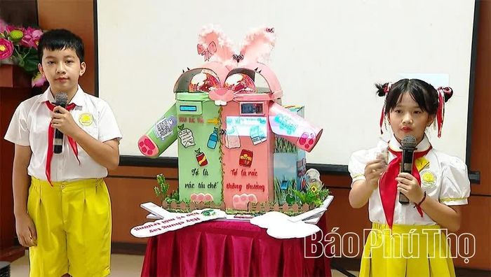 Nhóm tác giả giới thiệu dự án “Smart Green Behavior System” - Hệ thống giáo dục hành vi môi trường thông minh.