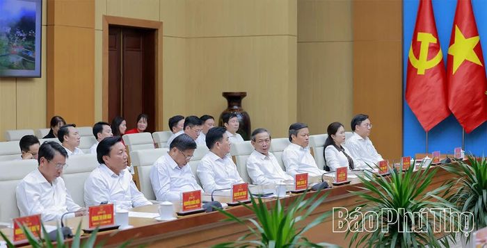 Các đồng chí lãnh đạo tỉnh tham dự hội nghị