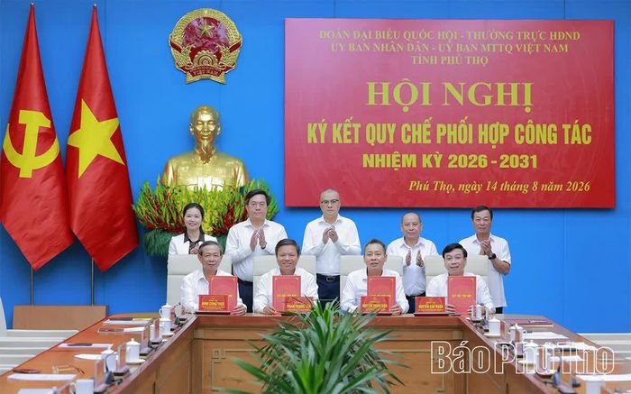 Các đồng chí lãnh đạo 4 cơ quan thực hiện ký kết Kế hoạch thực hiện chương trình phối hợp.