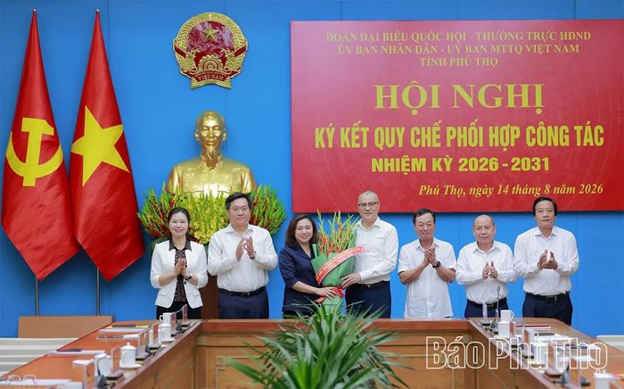 Bí thư Tỉnh ủy Phạm Đại Dương cùng các đồng chí Thường trực Tỉnh ủy chúc mừng đồng chí Đặng Bích Ngọc.