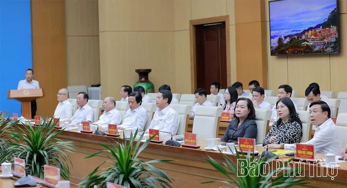 Các đồng chí lãnh đạo tỉnh tham dự hội nghị.