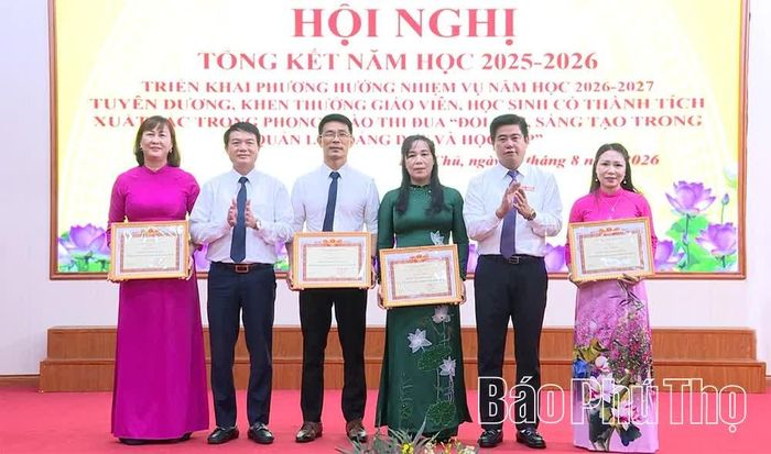 Lãnh đạo xã Dân Chủ trao thưởng cho các tập thể có thành tích xuất sắc trong năm học 2025-2026.