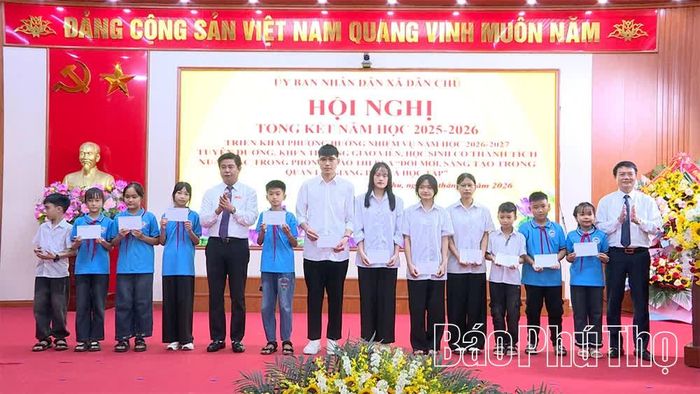 Lãnh đạo xã Dân Chủ trao thưởng, tuyên dương các em học sinh có thành tích xuất sắc trong năm học 2025–2026.