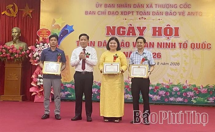 Lãnh đạo xã Thượng Cốc tặng giấy khen các tập thể có thành tích xuất sắc trong phong trào toàn dân bảo vệ an ninh Tổ quốc.