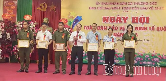 Lãnh đạo xã Thượng Cốc tặng giấy khen các cá nhân có thành tích xuất sắc trong phong trào toàn dân bảo vệ an ninh Tổ quốc.
