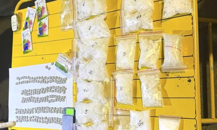 Số lượng ma gồm khoảng 1,3kg ma túy đá, hơn 200 viên thuốc lắc và 4 gói ma túy dạng nước do Phan Văn Phóng tàng trữ trái phép - Ảnh: N.Q.V