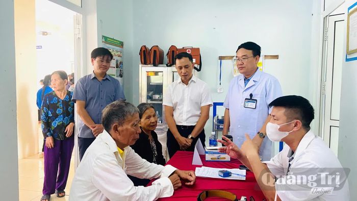 Lãnh đạo xã Tuyên Hóa thăm hỏi, động viên người có công, người khuyết tật và nhân viên y tế - Ảnh: T.N
