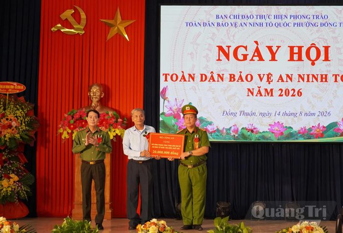 Lãnh đạo Bộ Công an tặng quà cho mô hình "Bản không ma túy" của xã Trường Sơn - Ảnh: X.P