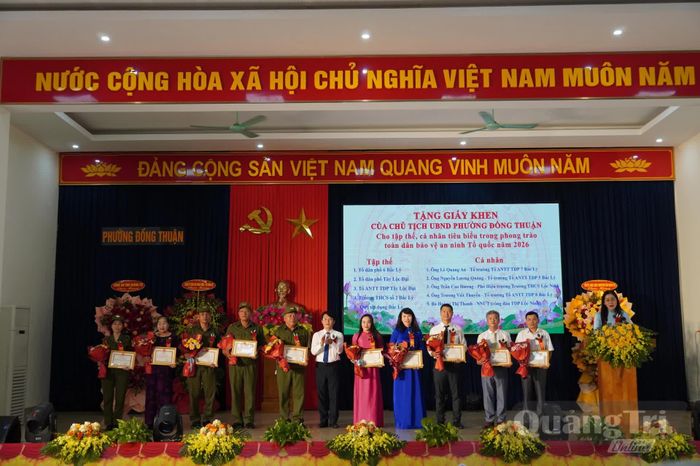 Trao tặng Giấy khen của UBND phường Đồng Thuận cho các tập thể, cá nhân có thành tích xuất sắc trong phong trào "Toàn dân bảo vệ ANTQ" - Ảnh: X.P