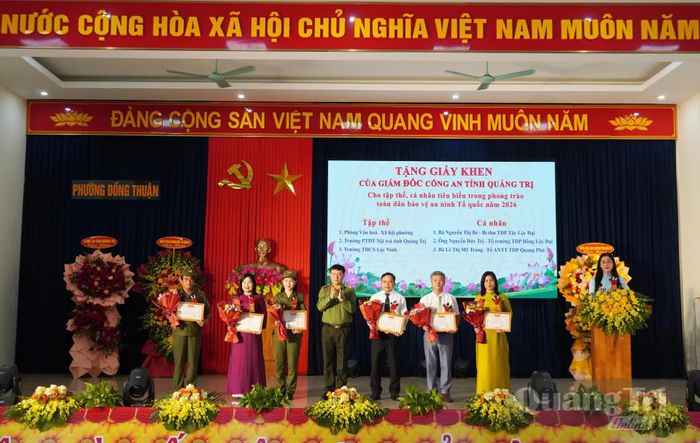 Đồng chí Nguyễn Thanh Liêm, Giám đốc Công an tỉnh tặng Giấy khen cho các cá nhân, tập thể tiêu biểu trong phong trào "Toàn dân bảo vệ ANTQ" năm 2026 - Ảnh: X.P