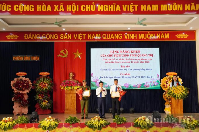 Đồng chí Lê Văn Bảo, Phó Chủ tịch UBND tỉnh trao Bằng khen của Chủ tịch UBND tỉnh cho các tập thể, cá nhân tiêu biểu trong phong trào "Toàn dân bảo vệ ANTQ" năm 2026 - Ảnh: X.P