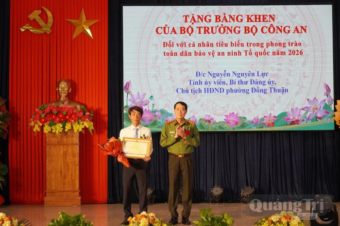 Đồng chí Thượng tướng Lê Quốc Hùng, Thứ trưởng Bộ Công an trao Bằng khen của Bộ trưởng Bộ Công an cho cá nhân tiêu biểu trong phong trào "Toàn dân bảo vệ ANTQ" năm 2026 - Ảnh: X.P