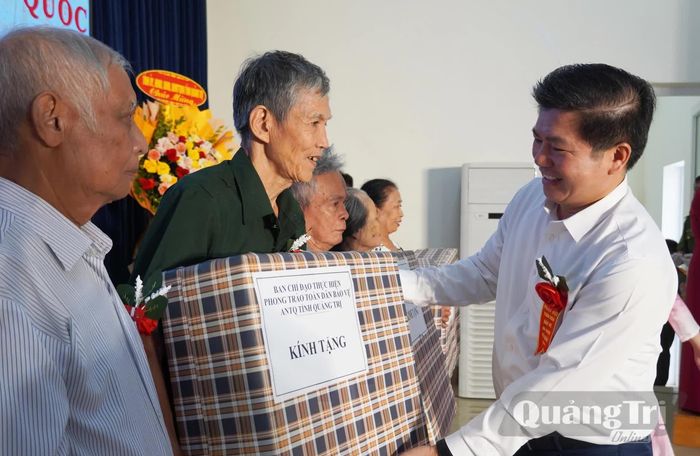 Đồng chí Trần Vũ Khiêm, Phó Bí thư Thường trực Tỉnh ủy, Trưởng đoàn đại biểu Quốc hội tỉnh tặng quà cho gia đình có hoàn cảnh khó khăn trên địa bàn phường Đồng Thuận - Ảnh: X.P