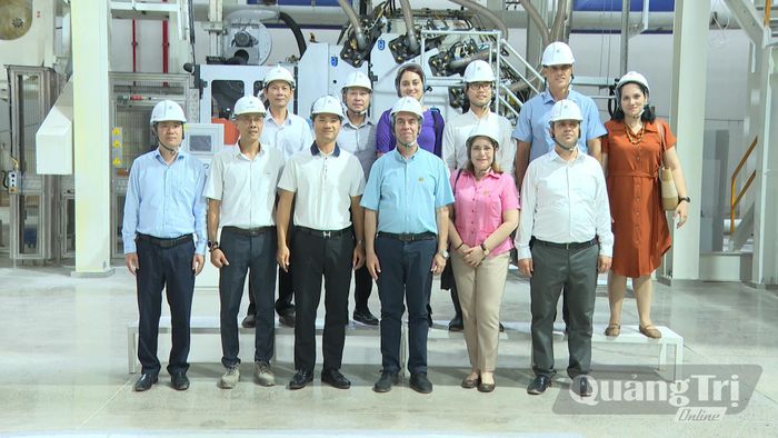 Đoàn công tác Đại sứ quán Cuba tại Việt Nam tham quan Công ty sản xuất bao bì quốc tế A&C - Ảnh: Mai Linh