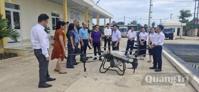 Đoàn công tác Đại sứ quán Cuba tại Việt Nam tìm hiểu thiết bị bay không người lái phục vụ sản xuất nông nghiệp - Ảnh: Mai Linh