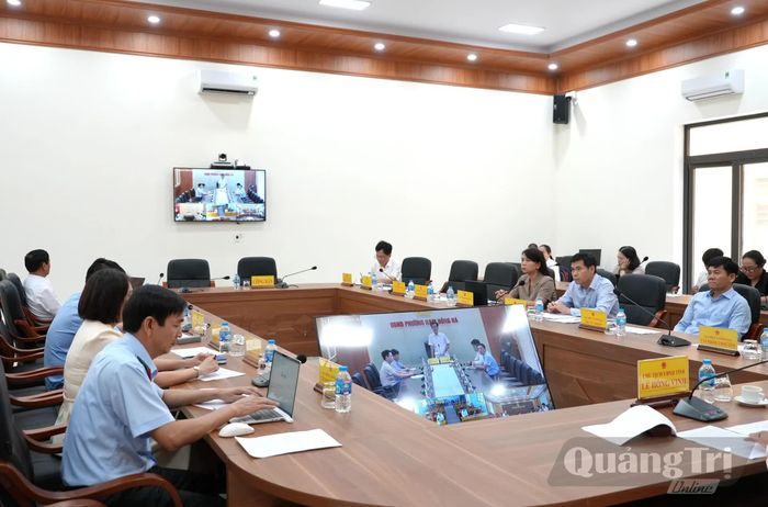 Đại diện lãnh đạo phường Nam Đông Hà báo cáo, làm rõ quá trình giải quyết vụ việc công dân kiến nghị bằng hình thức trực tuyến - Ảnh: T.Đ
