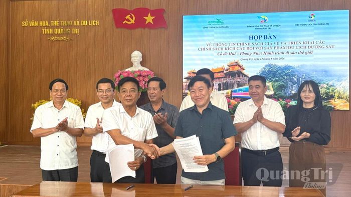 Hiệp hội Du lịch tỉnh Quảng Trị và Chi nhánh vận tải đường sắt Đồng Hới ký kết hợp tác - Ảnh: N.L