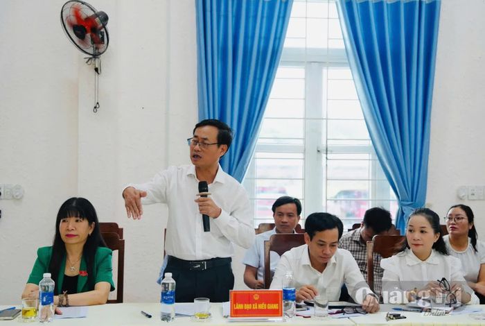 Lãnh đạo UBND xã Hiếu Giang kiến nghị, đề xuất một số nội dung tại buổi làm việc - Ảnh: Mỹ Nhị