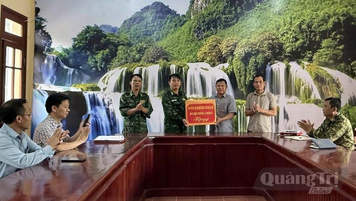 Đại diện hai bên trao tặng quà, thắt chặt tình đoàn kết, hữu nghị Việt Nam-Lào - Ảnh: N.M