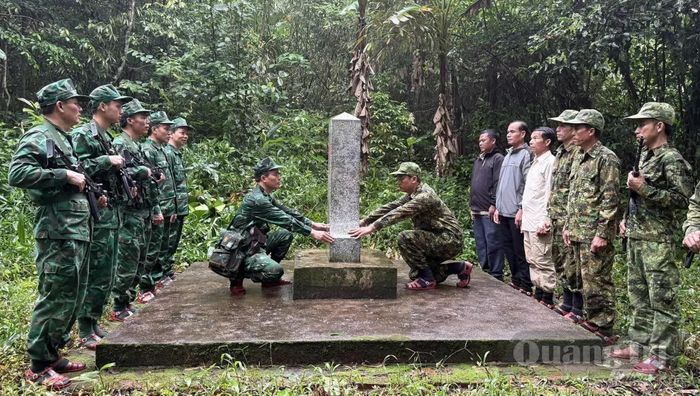 Lực lượng hai bên kiểm tra, xác nhận tình trạng mốc quốc giới 547 trong quá trình tuần tra song phương - Ảnh: N.M