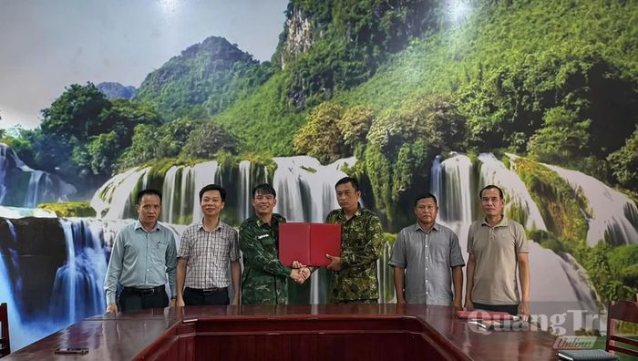 Đại diện lực lượng chức năng hai bên ký biên bản tuần tra song phương - Ảnh: N.M