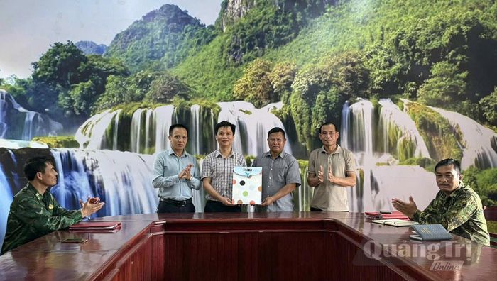 Đại diện hai bên trao tặng quà, thắt chặt tình đoàn kết, hữu nghị Việt Nam-Lào - Ảnh: N.M