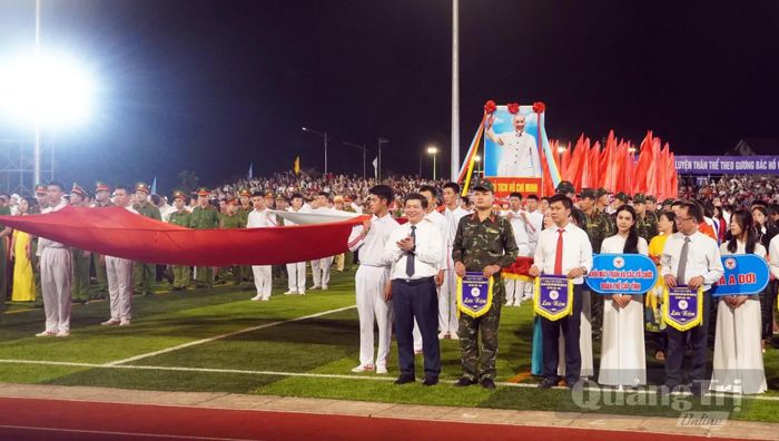 Đồng chí Trần Vũ Khiêm, Phó Bí thư Thường trực Tỉnh ủy, Trưởng đoàn đại biểu Quốc hội tỉnh tặng cờ và chụp ảnh lưu niệm cùng các đoàn - Ảnh: N.M