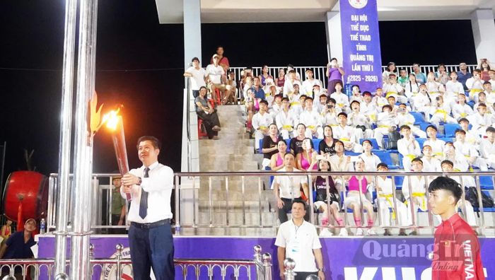 Đồng chí Trần Vũ Khiêm, Phó Bí thư Thường trực Tỉnh ủy, Trưởng đoàn đại biểu Quốc hội tỉnh cùng các vận động viên thực hiện nghi thức thắp sáng ngọn lửa Đại hội - Ảnh: N.M