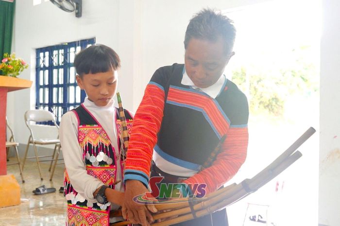 Ông Mùa Pao Dê hướng dẫn học viên cách thổi khèn.