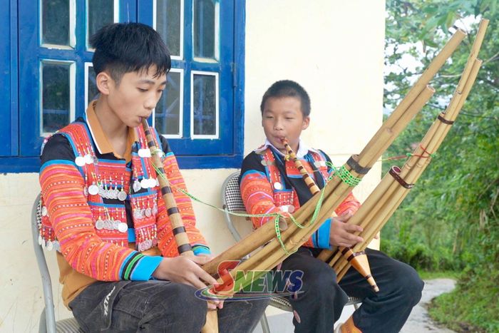 Các bạn nhỏ luyện tập thổi khèn Mông.